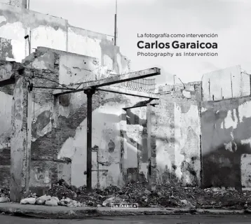 Portada de La fotografía como intervención: Photography as intervention / Carlos Garaicoa ; [general curator, Gerardo Mosquera]