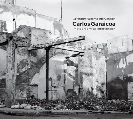 Portada de La fotografía como intervención: Photography as intervention / Carlos Garaicoa ; [general curator, Gerardo Mosquera]